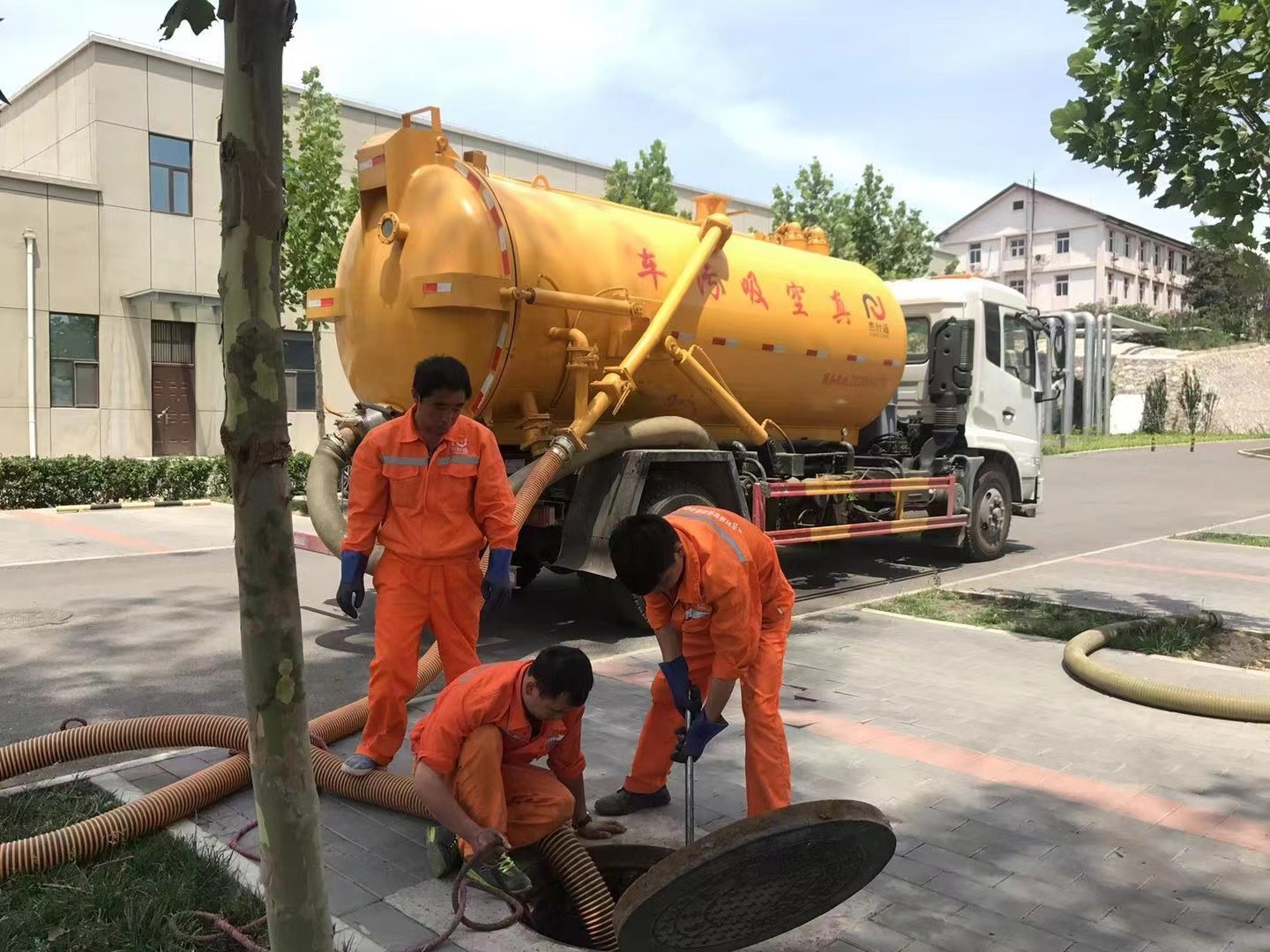 上安乡管道疏通车停在窨井附近