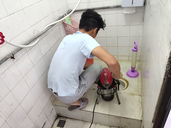 上安乡管道堵塞冒臭气 专业师傅现场解决问题