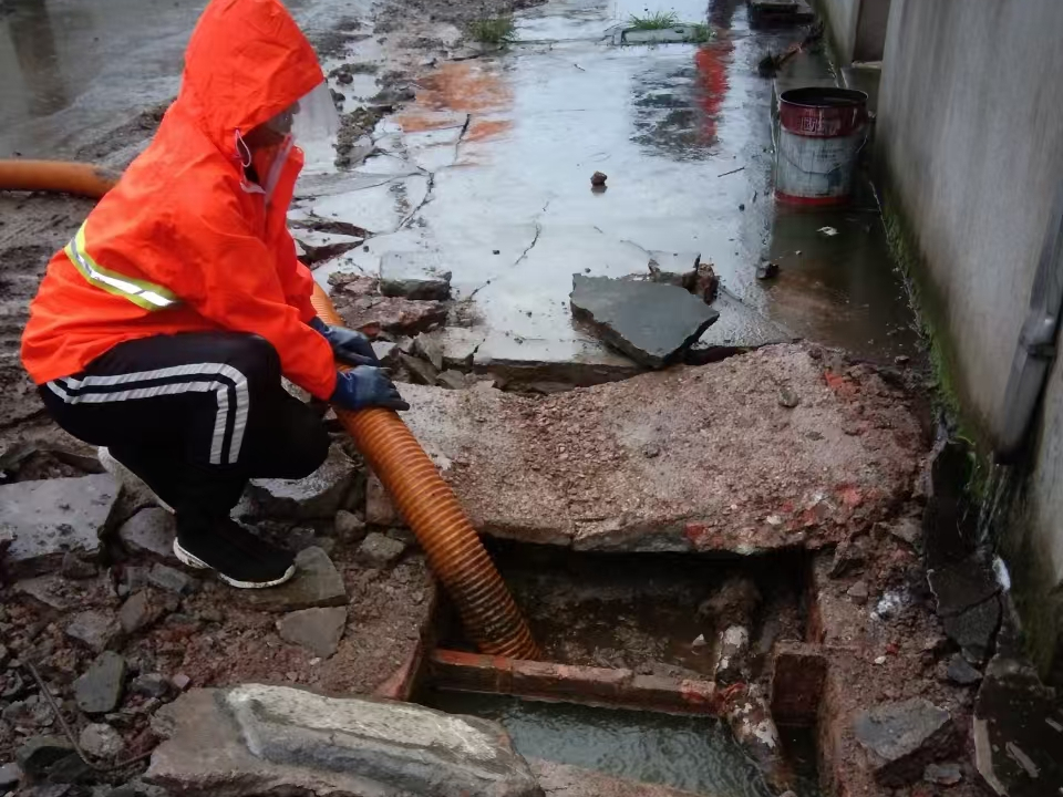 上安乡专业清理污水池 炜誉市政以规范流程守护城市 “肠道”